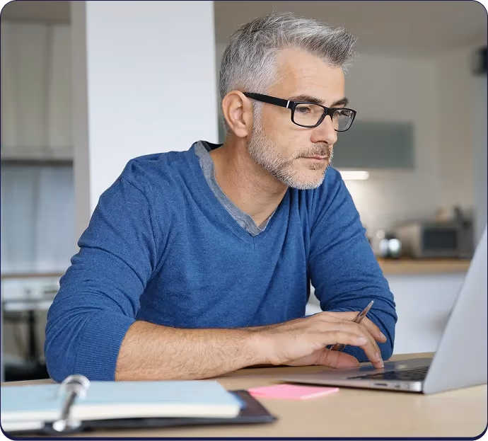 Skupiony użytkownik konfigurujący parametry inwestycji na laptopie w aplikacji Pravisto